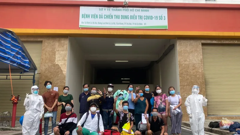 Nhiều bệnh nhân điều trị tại Bệnh viện dã chiến thu dung và điều trị Covid-19 số 3 được xuất viện
