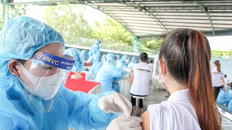 Nhân viên y tế tiêm vaccine cho người dân