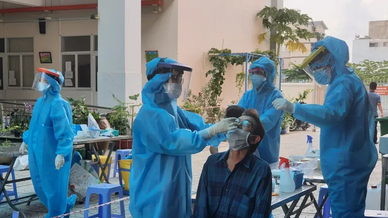 Nhân viên y tế lấy mẫu xét nghiệm cho người dân