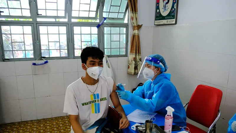 Nhân viên y tế tiêm vaccine Covid-19 cho người dân