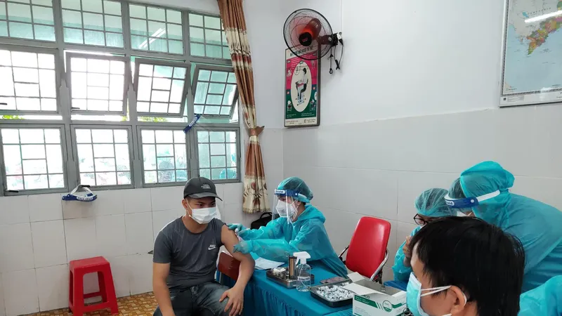 Nhân viên y tế tiêm vaccine Vero Cell cho người dân