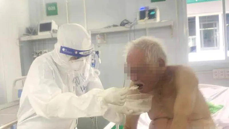 Điều dưỡng của Trung tâm hồi sức người bệnh Covid 19 Việt Đức chăm sóc cụ T.. ​