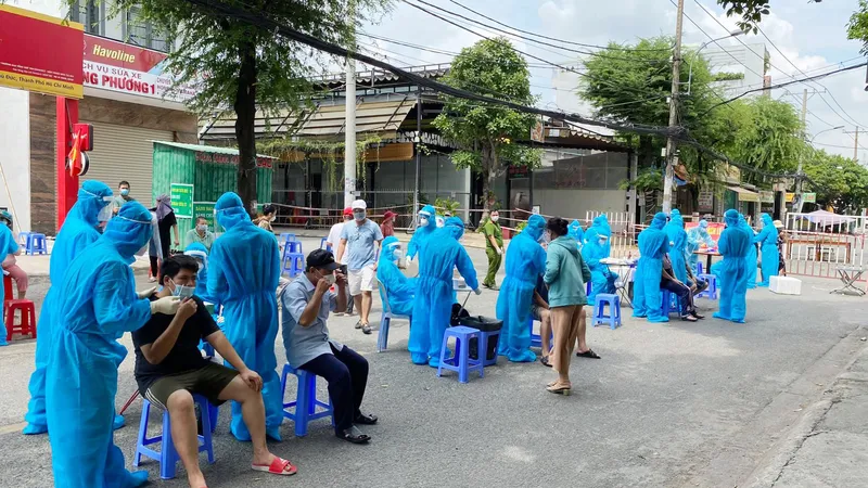 Nhân viên y tế lấy mẫu xét nghiệm cho người dân