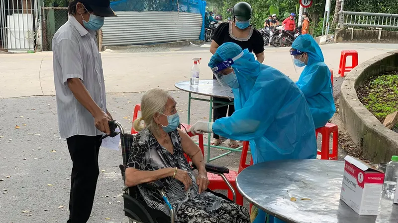 Nhân viên y tế tiêm vaccine cho người dân Ảnh:HCDC