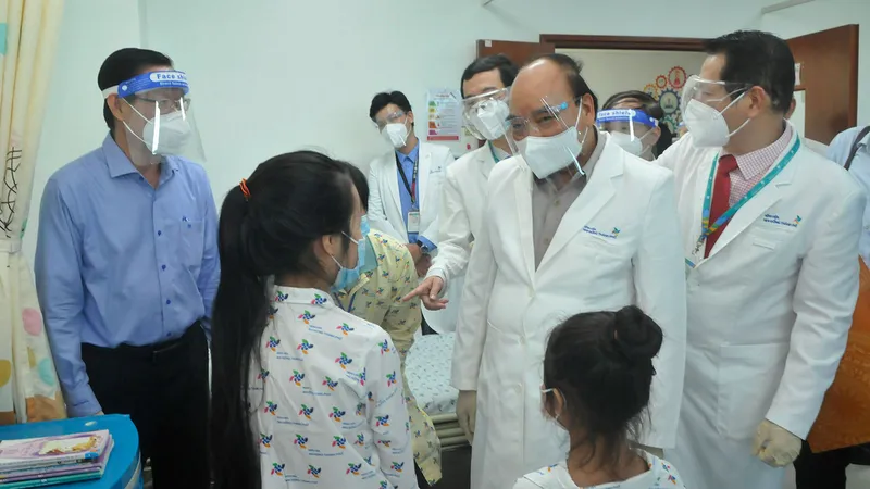 Chủ tịch nước Nguyễn Xuân Phúc thăm hỏi, tặng quà bệnh nhi tại Bệnh viện Nhi đồng Thành phố. Ảnh: CAO THĂNG
