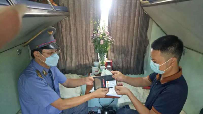 Trưởng tàu Đinh Quang Sơn trao trả tài sản cho người bỏ quên 