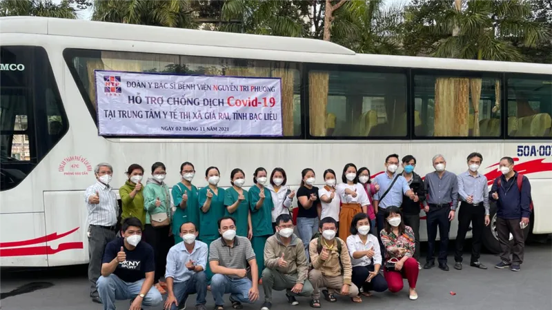 Đoàn y, bác sĩ của Bệnh viện Nguyễn Tri Phương lên đường chi viện cho tỉnh Bạc Liêu vào sáng 2-11