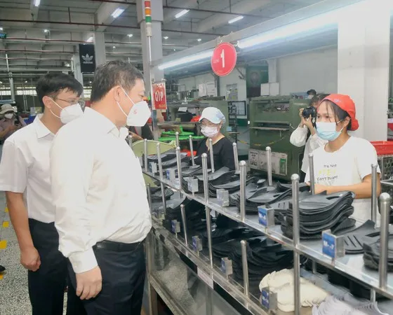 Phó Chủ tịch UBND TPHCM Dương Anh Đức kiểm tra công tác phòng, chống dịch tại công ty Pouyuen vào ngày 10-6
