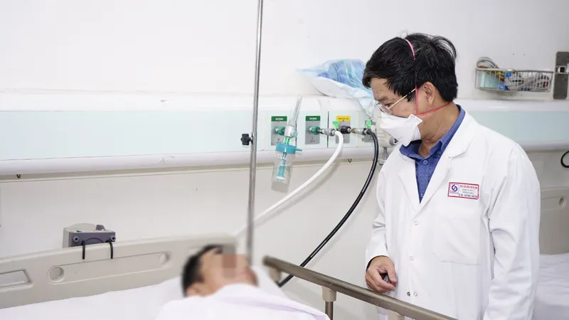 Bác sĩ đang thăm khám cho bệnh nhân