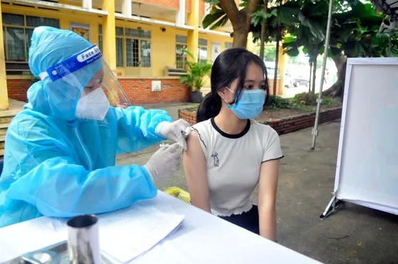 Nhân viên y tế tiêm vaccine Covid-19 cho trẻ từ 12-17 tuổi