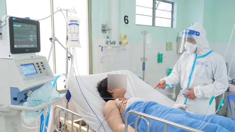 Bác sĩ đang thăm khám cho bệnh nhân