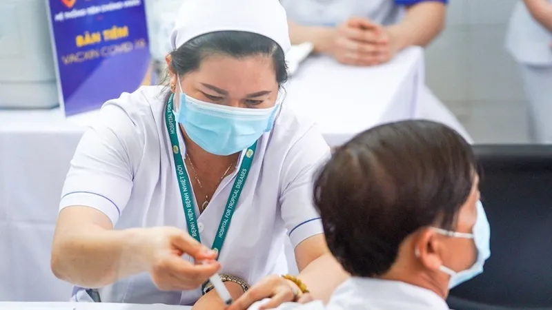 Nhân viên y tế tiêm vaccine cho người dân