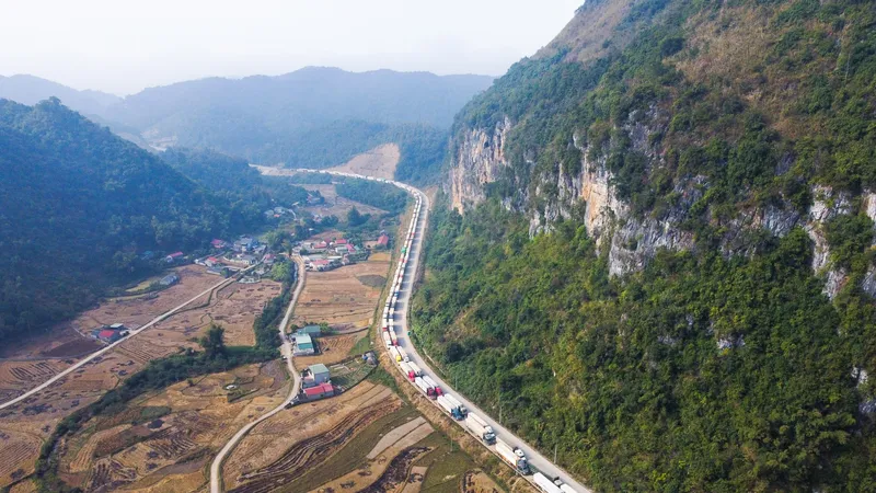 Xe container chở nông sản đang ùn tắc hàng dài tại cửa khẩu Tân Thanh (Lạng Sơn). Ảnh: Báo NNVN