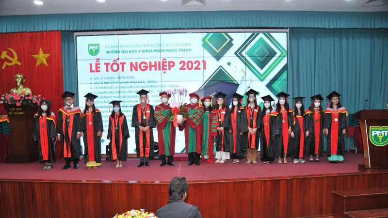 PGS.-TS Ngô Minh Xuân, Chủ tịch Hội đồng Trường Đại học Y khoa Phạm Ngọc Thạch tặng hoa chúc mừng nhà trường