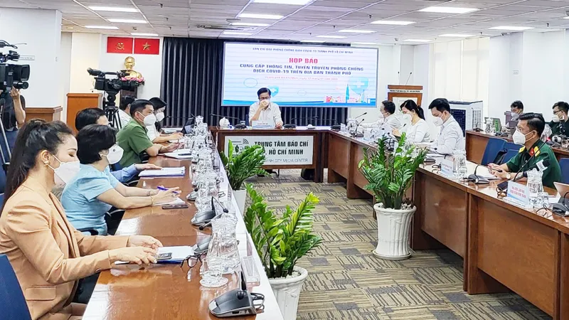 Đồng chí Phạm Đức Hải thông tin tại buổi họp báo