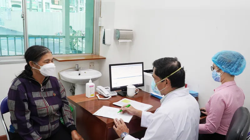 Bác sĩ đang thăm khám cho bệnh nhân