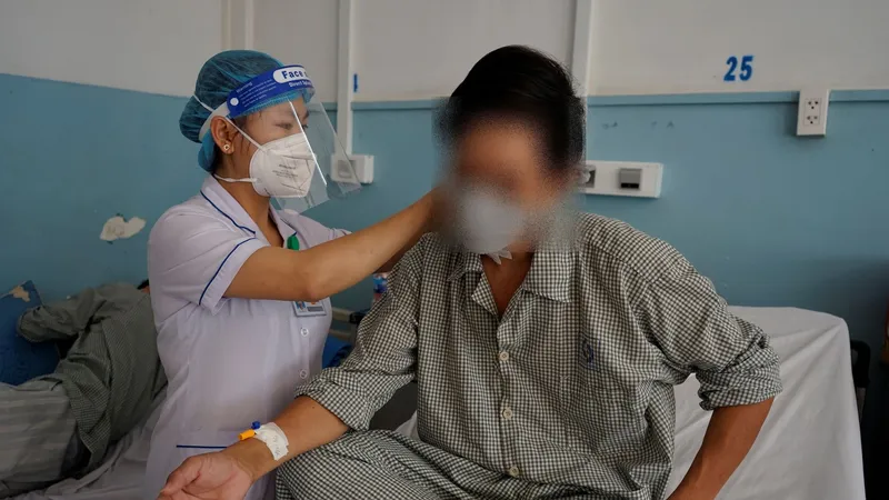 Bác sĩ đang thăm khám cho bệnh nhân