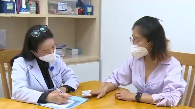 Bác sĩ thăm khám và tư vấn cho người bệnh hậu Covid-19