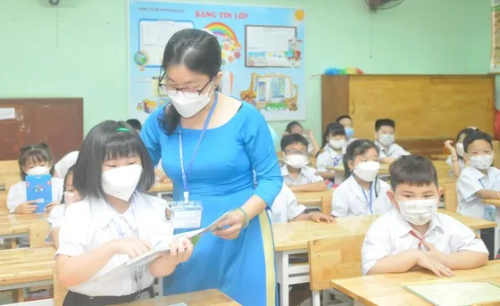 Học sinh Trường Tiểu học Nguyễn Đình Chiểu học trực tiếp tại trường trong sáng 14-2-2022. Ảnh: CAO THĂNG