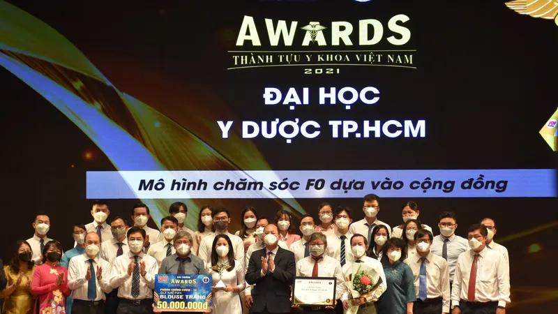 Phó Bí thư Thành ủy TPHCM Nguyễn Hồ Hải trao giải thưởng Thành tựu y khoa Việt Nam 2021 cho Bệnh viện Đại học Y Dược TPHCM