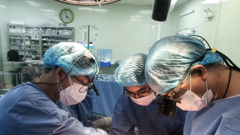 Các bác sĩ đang tiến hành phẫu thuật cho bệnh nhân