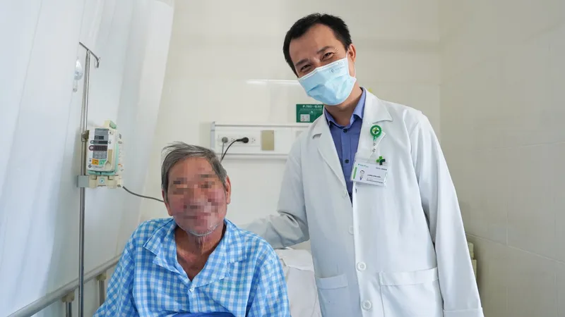 Ths.BS. Lương Công Hiếu đang thăm khám cho bệnh nhân trước khi xuất viện