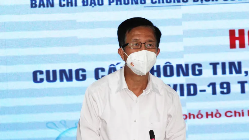 Đồng chí Phạm Đức Hải thông tin tại buổi họp báo