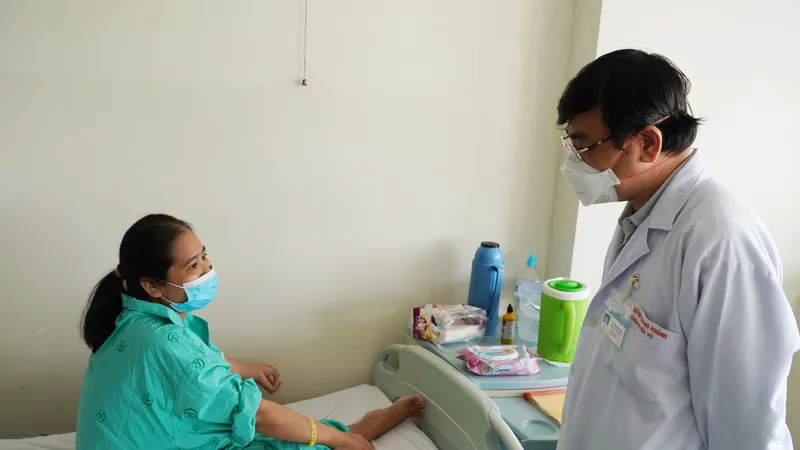 TS-BS Huỳnh Quang Khánh, Trưởng Đơn vị Tuyến vú, Bệnh viện Chợ Rẫy đang thăm khám cho bệnh nhân