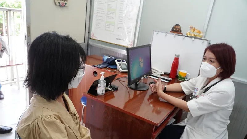 Bác sĩ đang thăm khám cho bệnh nhân