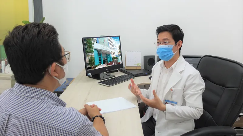 ThS.BS Nguyễn Hồ Vĩnh Phước, Bệnh viện Bình Dân đang thăm khám cho bệnh nhân 