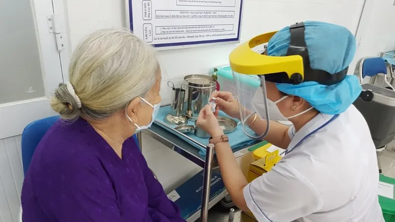 Nhân viên y tế tiêm vaccine mũi 4 cho đối tượng ưu tiên