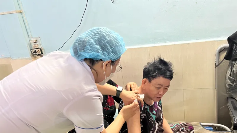Nhân viên y tế đến tận nhà tiêm vaccine cho người cao tuổi