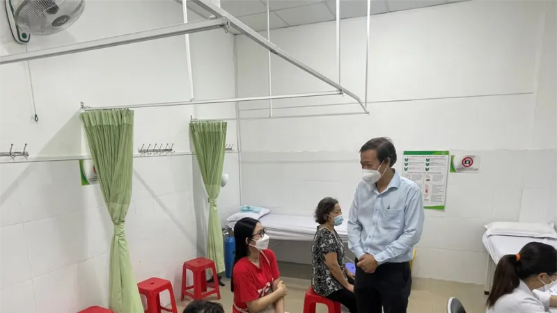 TS-BS Nguyễn Văn Vĩnh Châu, Phó Giám đốc Sở Y tế kiểm tra công tác tiêm chủng tại Bệnh viện Lê Văn Thịnh (TP Thủ Đức)