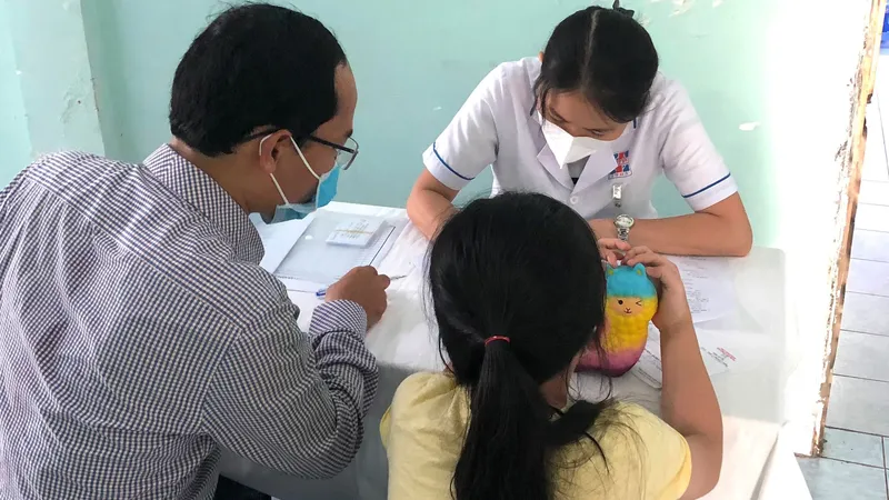 Khi tham gia tầm soát, phụ huynh cần cung cấp những thông tin về tiền sử lúc sanh, tiền sử bệnh tật, tiền sử gia đình, tốc độ tăng trưởng chiều cao của trẻ