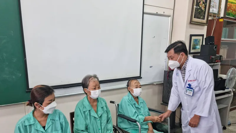 Bác sĩ Trần Anh Bích, Phó Trưởng Khoa Tai Mũi Họng, Bệnh viện Chợ Rẫy thăm hỏi các bệnh nhân