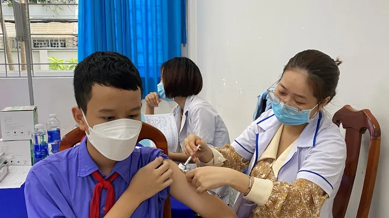 Nhân viên y tế tiêm vaccine Covid-19 cho trẻ em