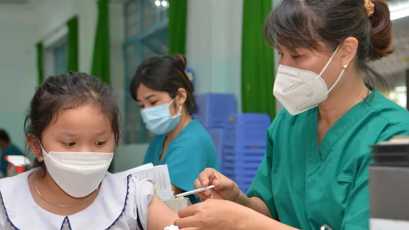 Trẻ em tiêm vaccine phòng Covid-19 tại điểm tiêm trường Tiểu học Hoàng Minh Đạo. Ảnh: CAO THĂNG 