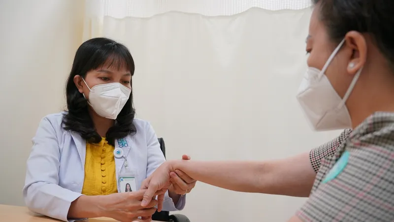 TS. BS. Cao Thanh Ngọc khám cho người bệnh
