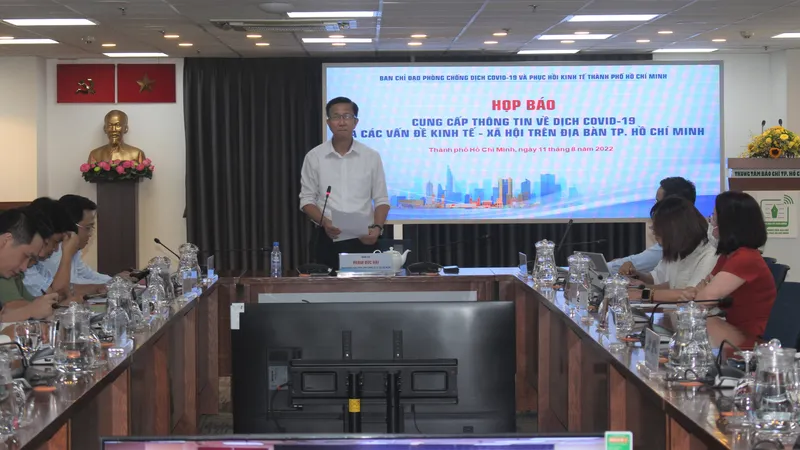 Đồng chí Phạm Đức Hải thông tin tại buổi họp báo