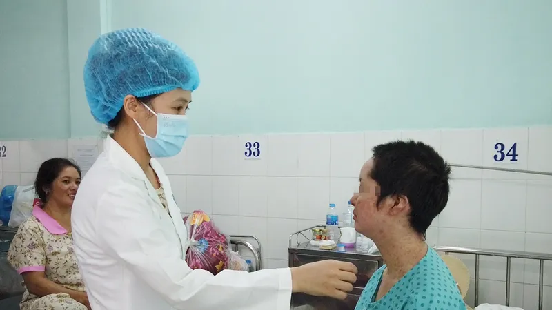 Bác sĩ đang thăm khám cho bệnh nhân
