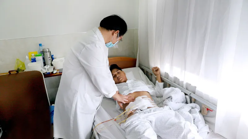 Bác sĩ thăm khám cho bệnh nhân