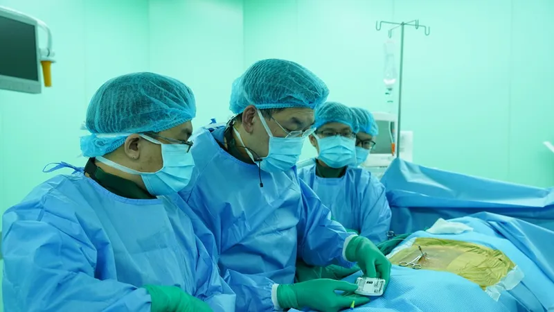 Với sự hỗ trợ của chuyên gia nước ngoài, các bác sĩ khoa Ngoại Thần kinh thực hiện phẫu thuật đặt điện cực kích thích tủy điều trị đau cho người bệnh