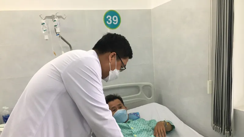 Bác sĩ thăm khám cho bệnh nhân sau phẫu thuật