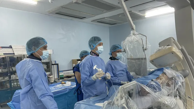 Các bác sĩ Bệnh viện huyện Bình Chánh thực hiện kỹ thuật can thiệp tim mạch cho bệnh nhân dưới sự hỗ trợ của Viện tim TPHCM