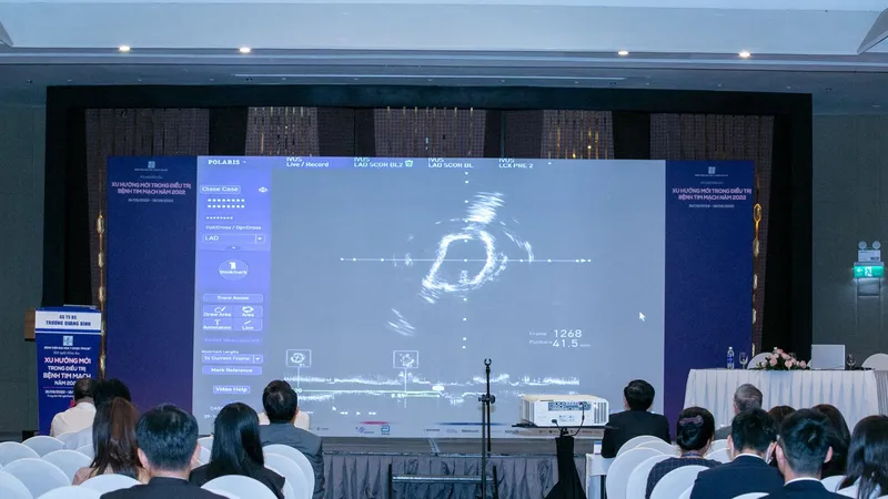 Các phiên về can thiệp tim mạch được truyền hình trực tiếp đến hội nghị để các đại biểu học hỏi, trao đổi kinh nghiệm