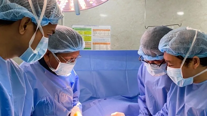 BS.CKII Nguyễn Thành Tâm và ê kíp phẫu thuật cho em L.