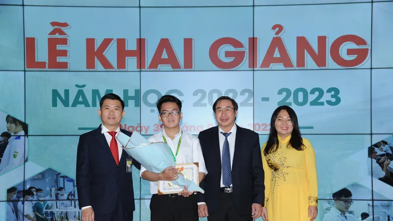 Lãnh đạo Trường Đại học Y khoa Phạm Ngọc Thạch chúc mừng thí sinh là thủ khoa 