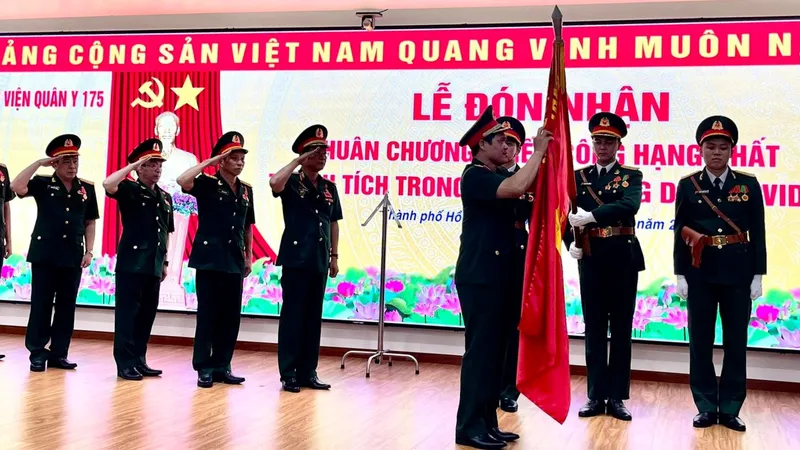  Thượng tướng Vũ Hải Sản, Thứ trưởng Bộ Quốc phòng; gắn Huân chương chiến công hạng Nhất cho Bệnh viện Quân y 175