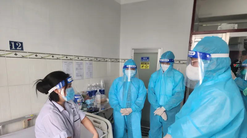 Lãnh đạo Bộ Y tế đang thăm hỏi ca mắc đậu mùa khỉ đầu tiên