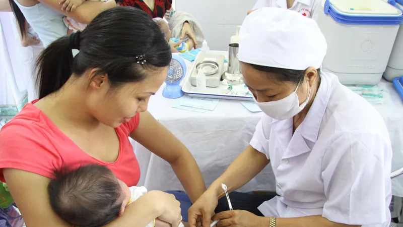 Nhân viên y tế tiêm vaccine cho trẻ